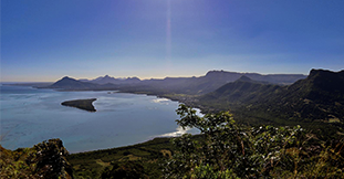 Vue sur le Morne Brabant et l'Île aux Bénitiers