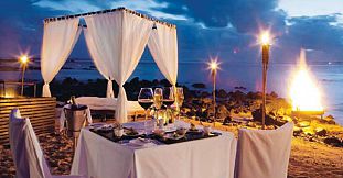 Diner Romantique Aux Chandelles Sur La Plage