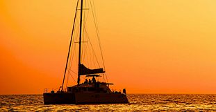 Croisière en Catamaran au Coucher du Soleil sur la Côte Nord