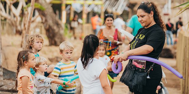 enfants jouant à diverses activités sportives, comme le hula hoop