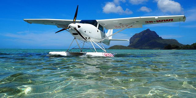 Vos différents types d'embarcation préférés  Seaplane-flight-at-le-morne-mauritius-southwest%20(2)