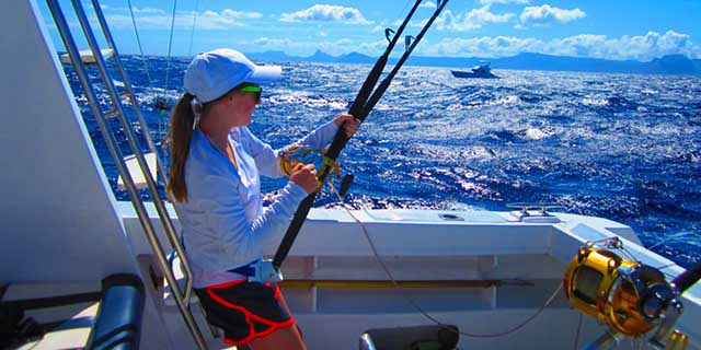 Moulinet De Pêche En Haute Mer Sur Un Bateau Au Lever Du Soleil